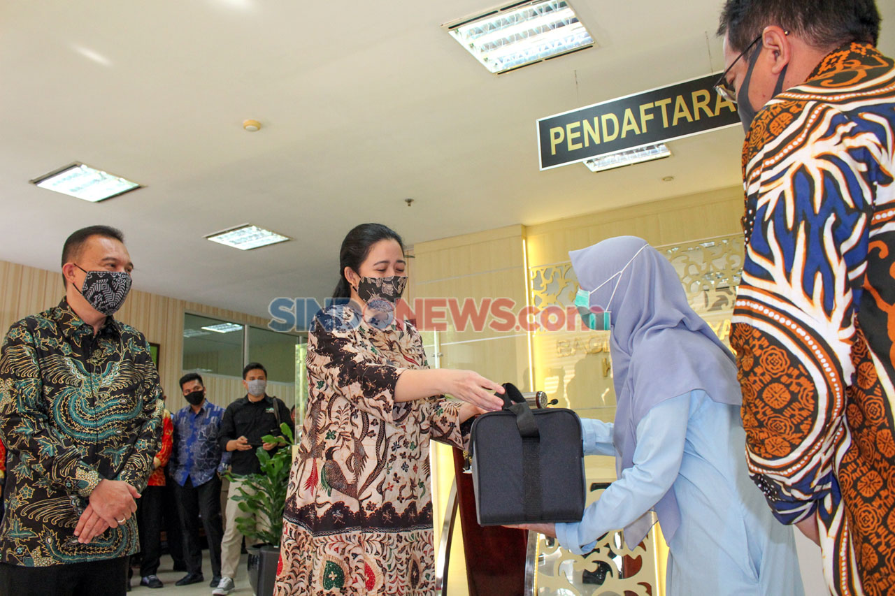 Puan Maharani Serahkan...