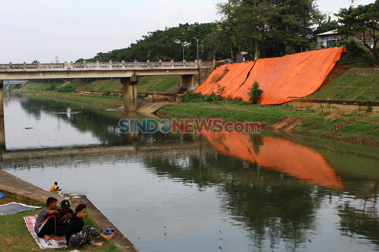 Tanah Longsor di BKT...