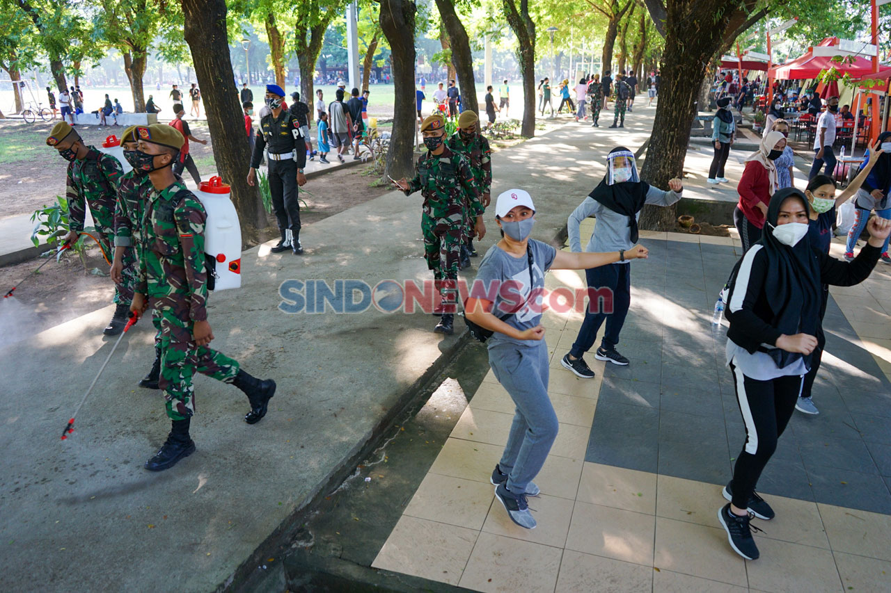 Prajurit TNI Semprotkan...