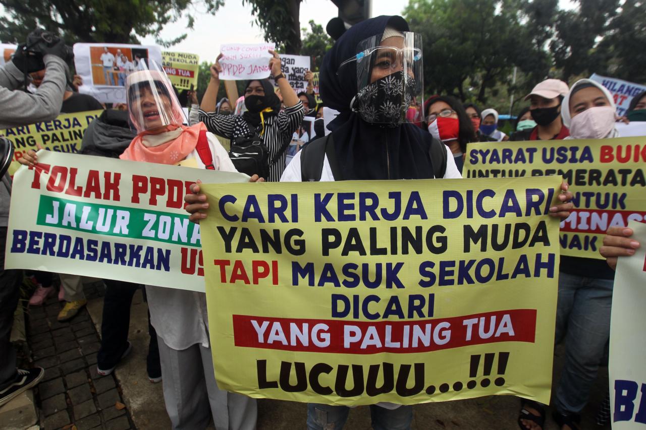 Warga Gelar Aksi Tolak...