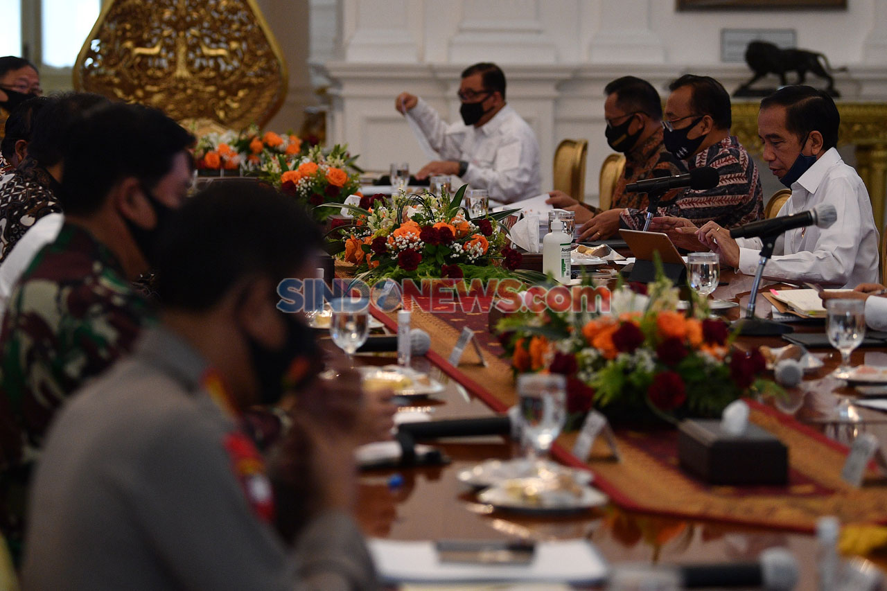 Jokowi Pimpin Rapat...