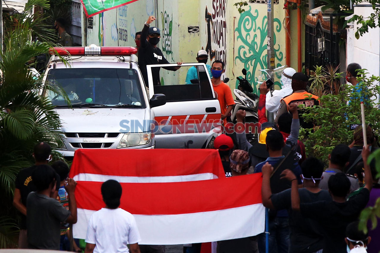 Warga Surabaya Sambut...