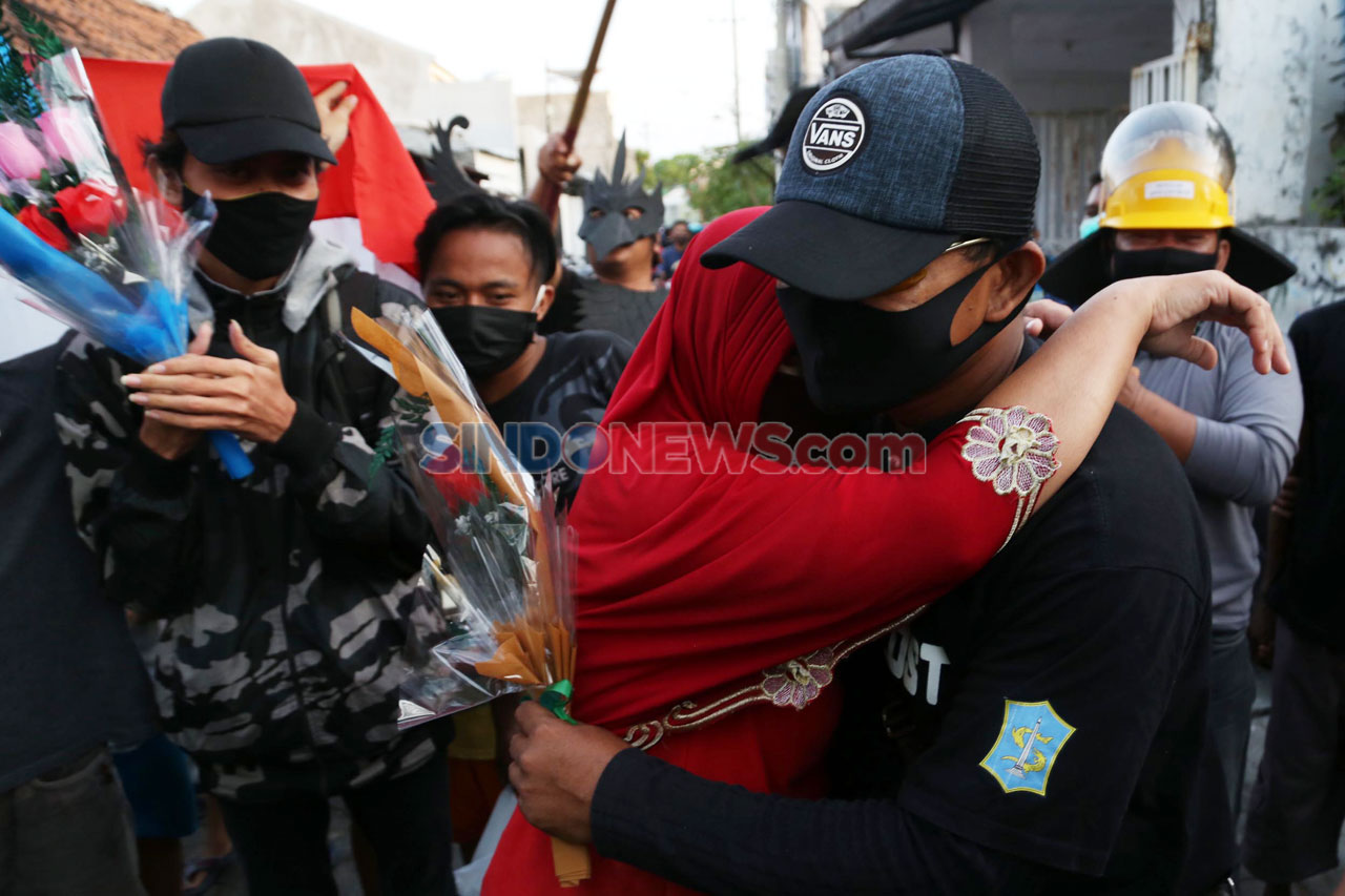 Warga Surabaya Sambut...