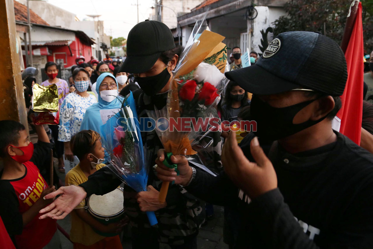 Warga Surabaya Sambut...