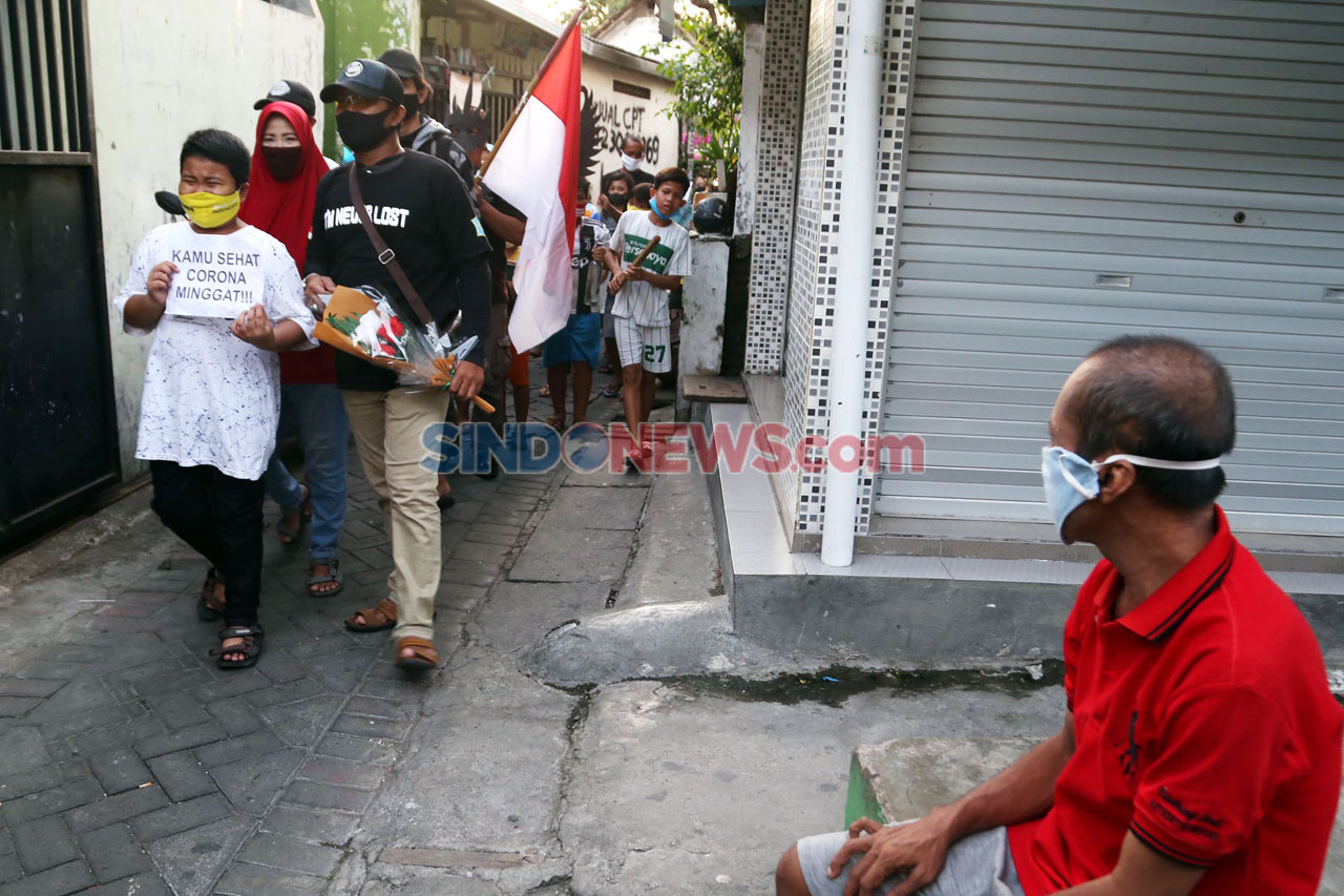 Warga Surabaya Sambut...