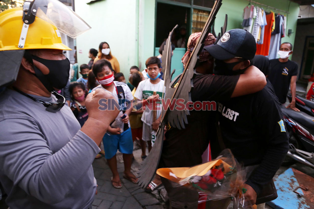 Warga Surabaya Sambut...