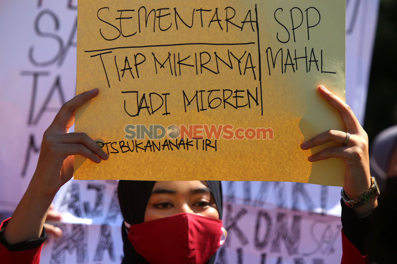 Mahasiswa Surabaya Tuntut...