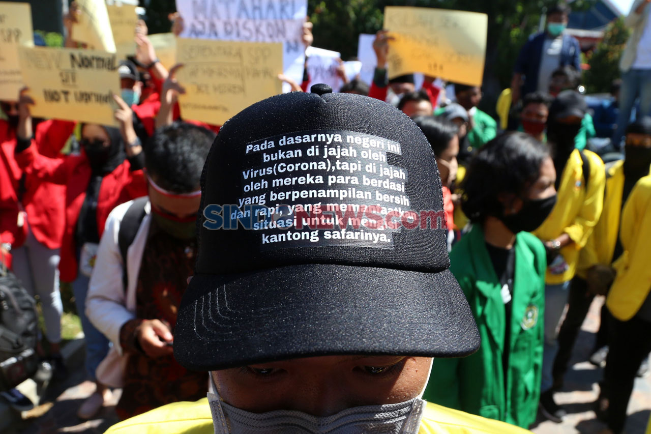 Mahasiswa Surabaya Tuntut...