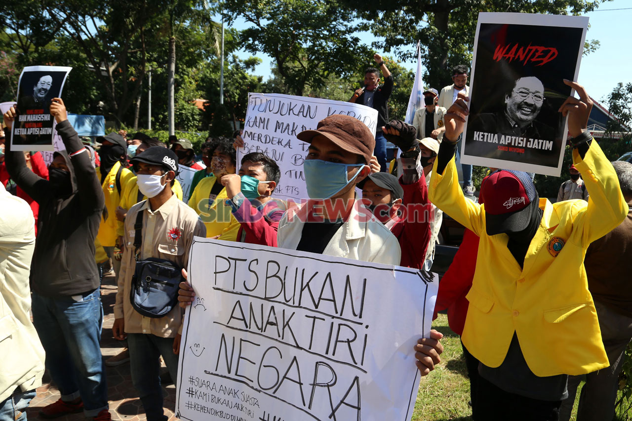 Mahasiswa Surabaya Tuntut...
