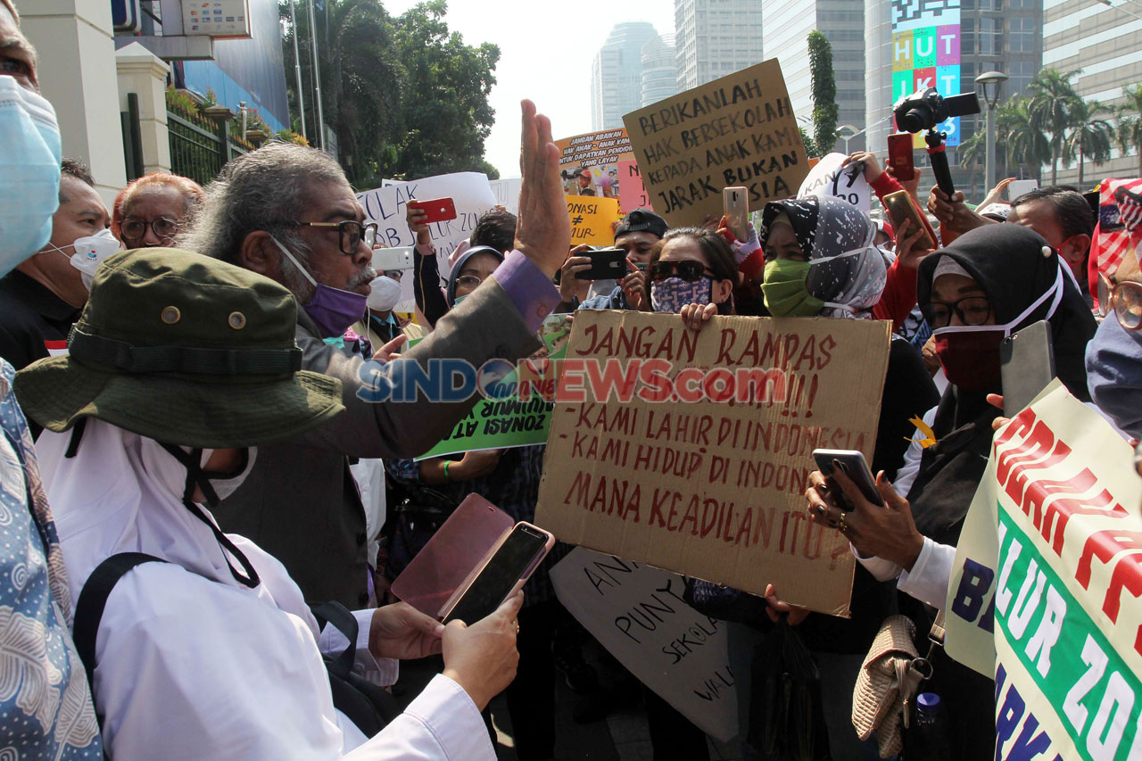 Orang Tua Murid Demo...