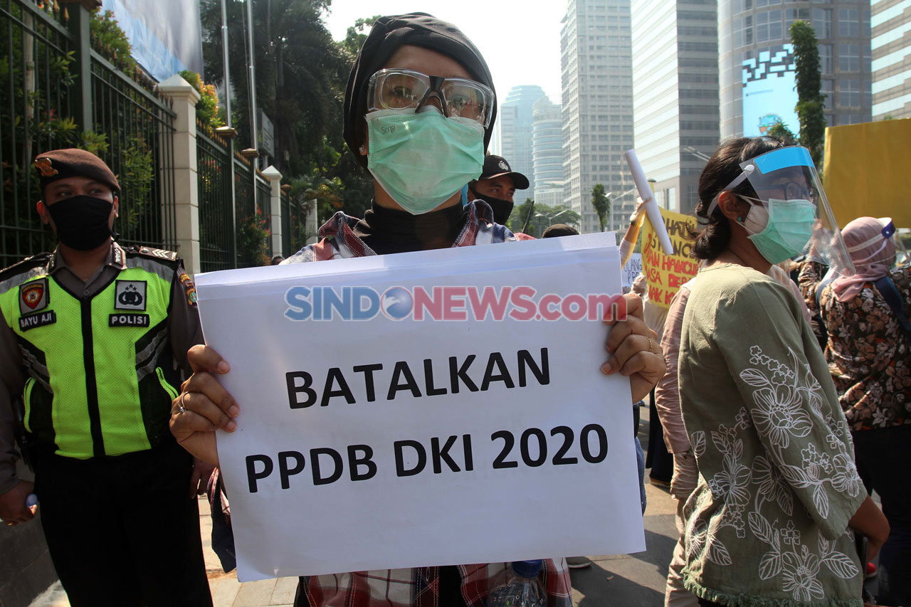 Orang Tua Murid Demo...