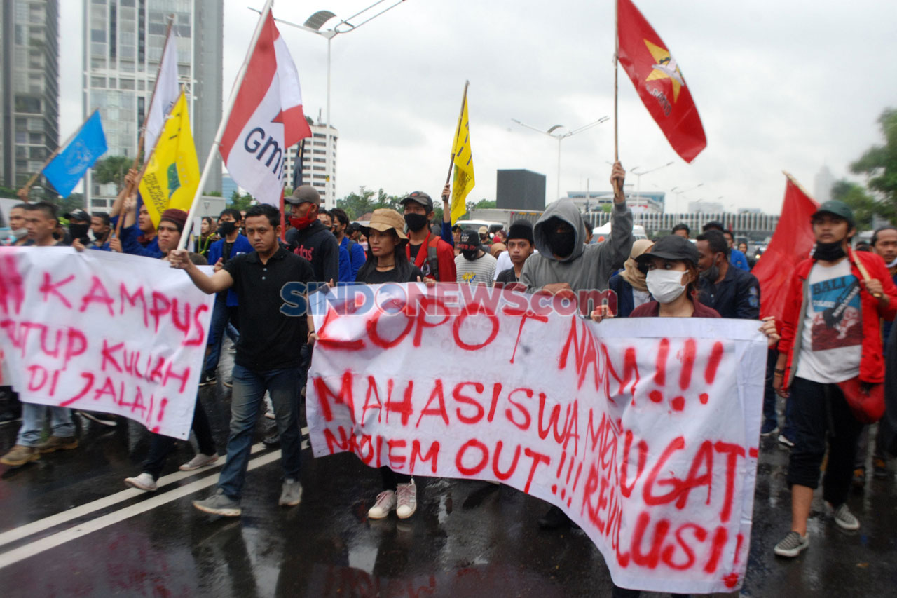 Mahasiswa Gelar Aksi...