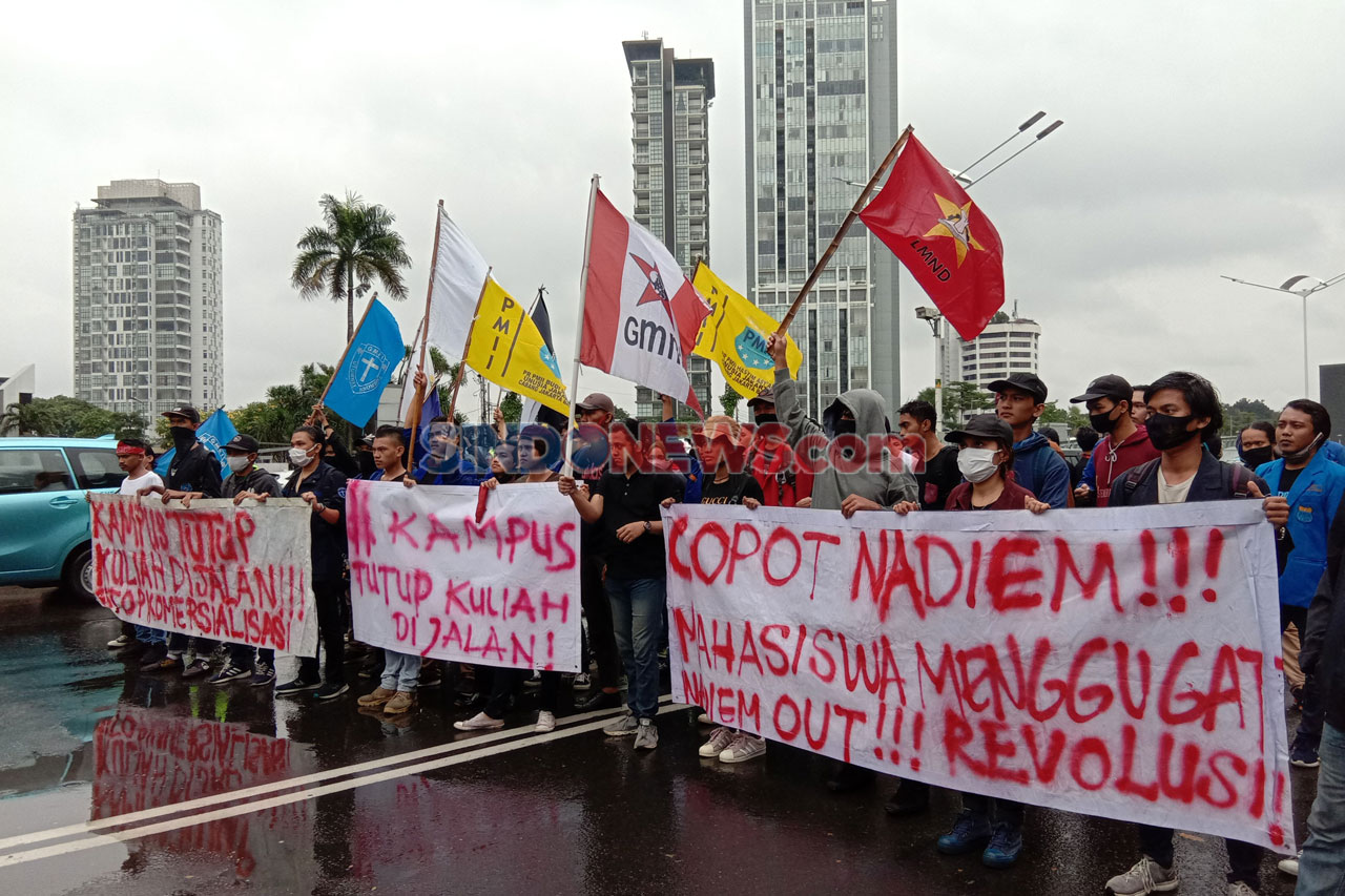 Mahasiswa Gelar Aksi...