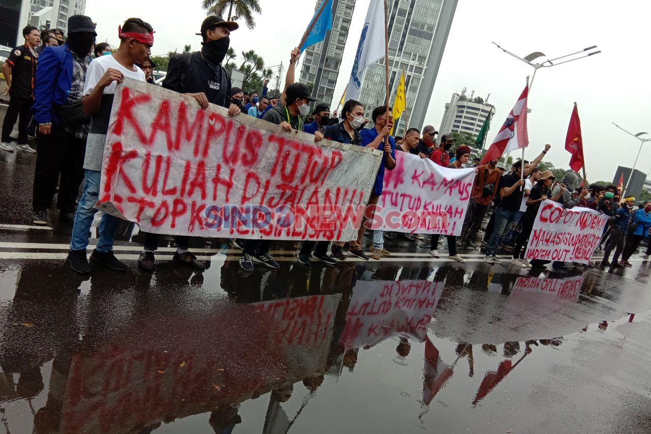 Mahasiswa Gelar Aksi...