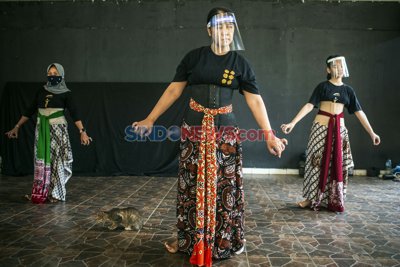 Latihan Tari di Tengah...