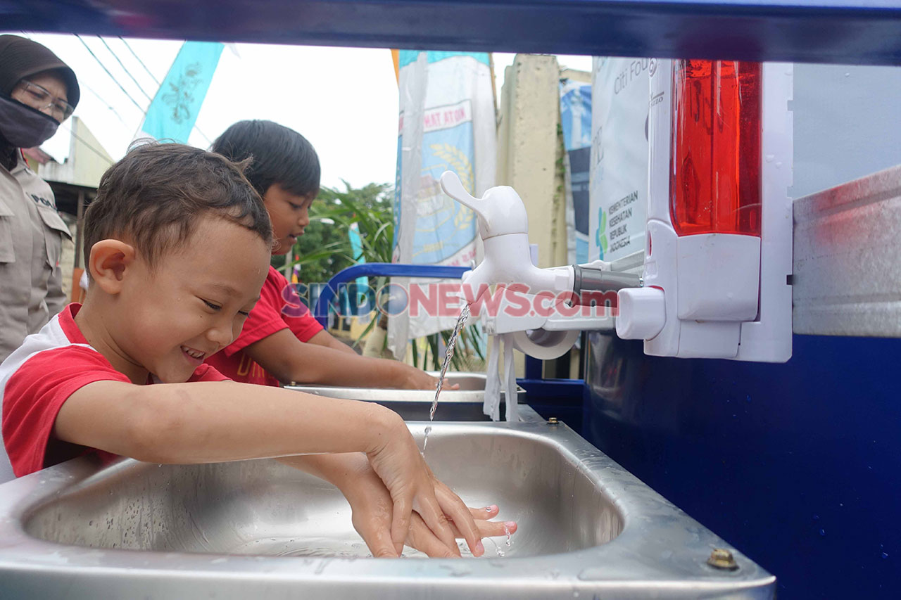 Bantuan Rp2 Miliar Disalurkan...