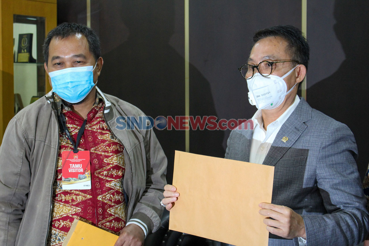 MAKI Serahkan Foto Surat...