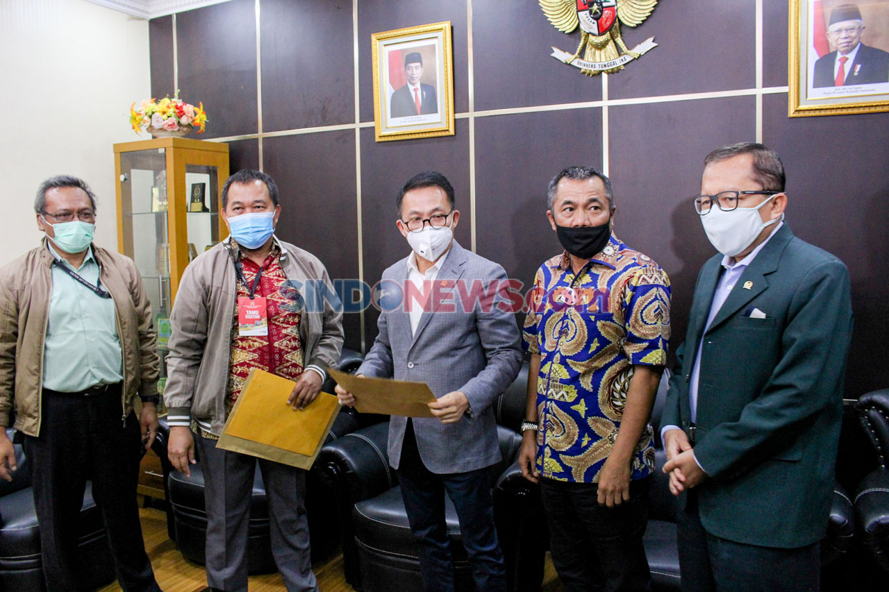 MAKI Serahkan Foto Surat...
