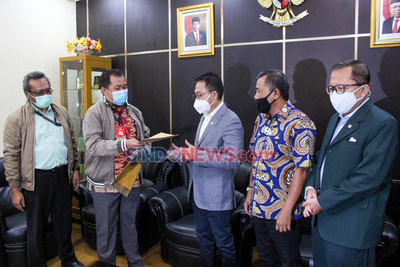 MAKI Serahkan Foto Surat...