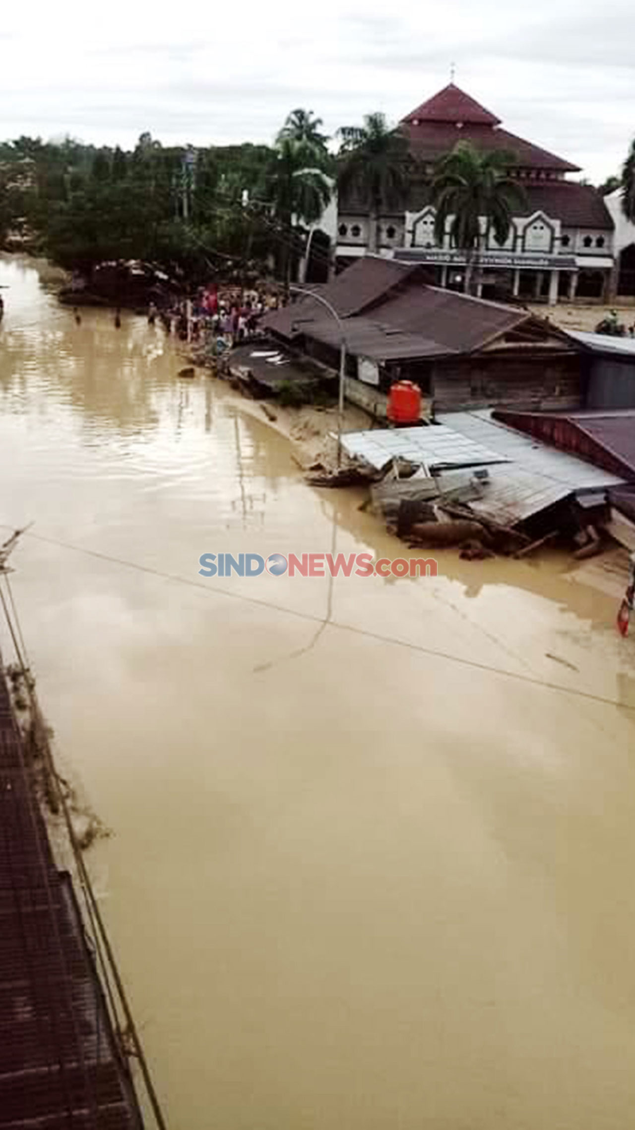 Ratusan Rumah Tertimbun...