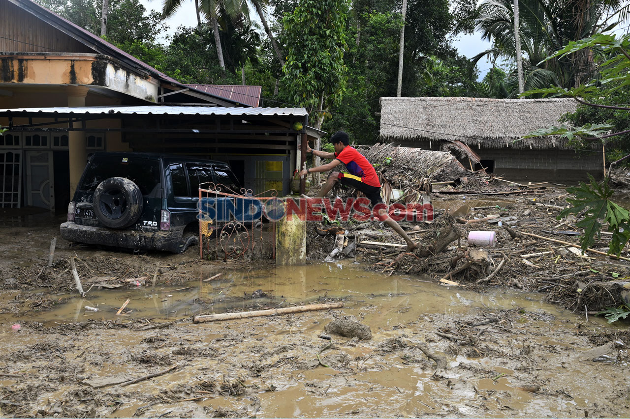 Ratusan Rumah Tertimbun...