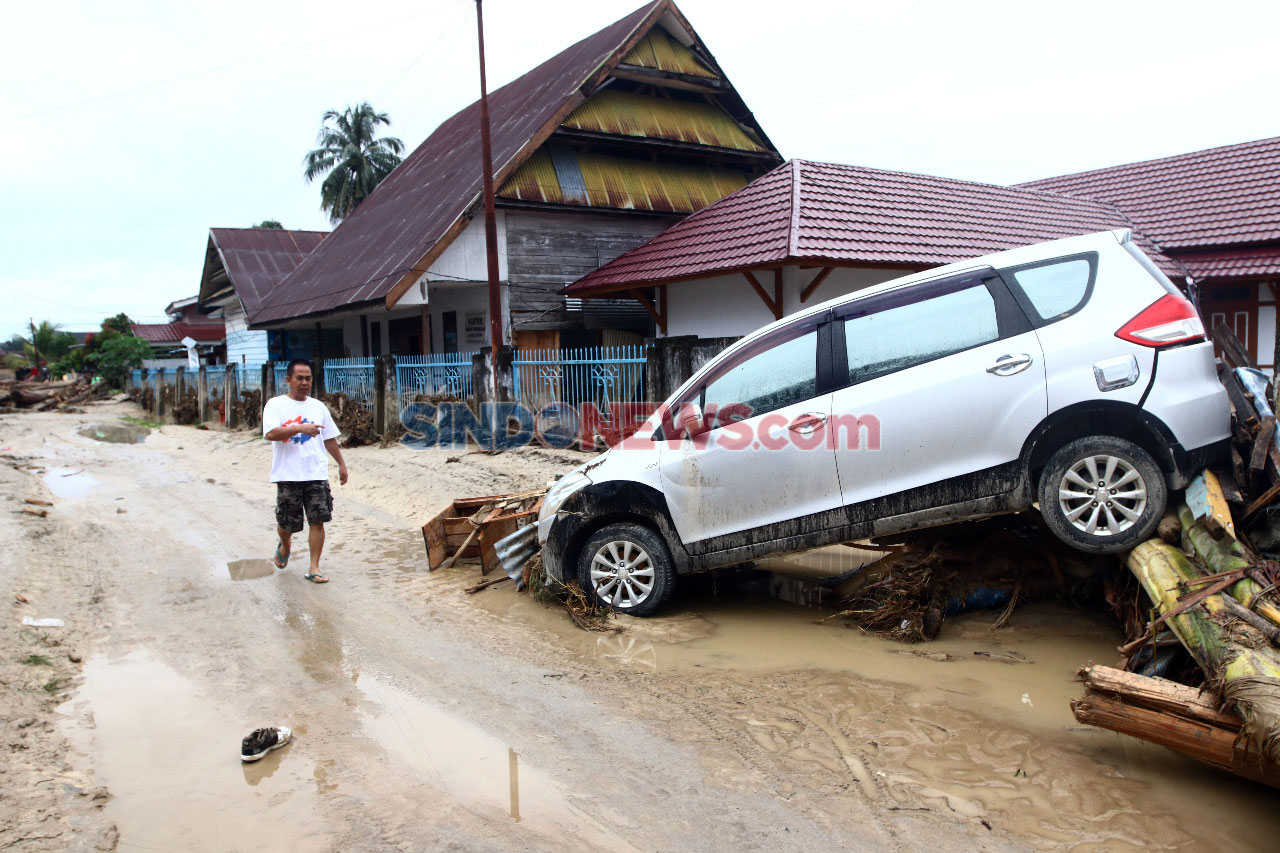 Ratusan Rumah Hancur,...