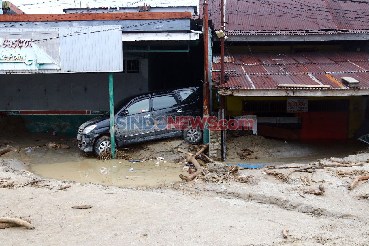 Ratusan Rumah Hancur,...
