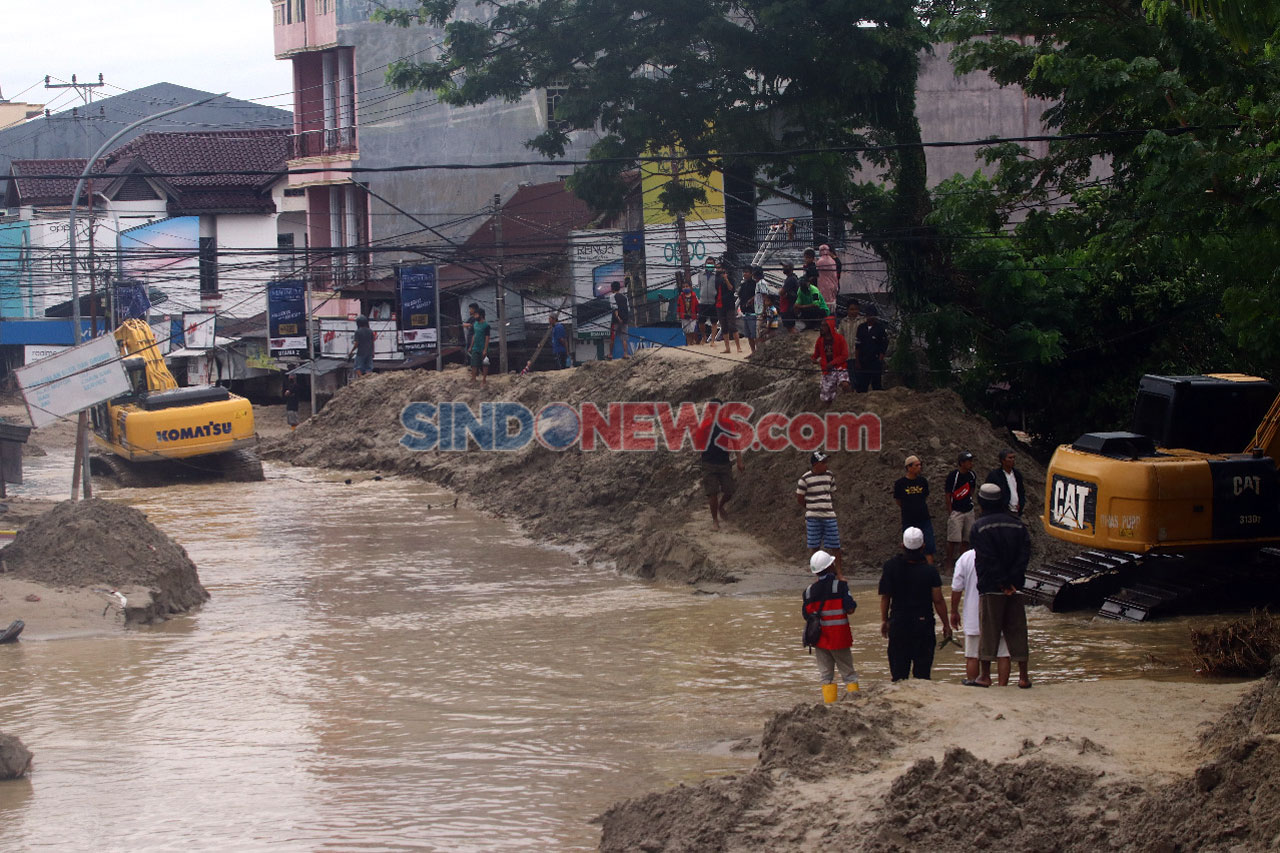 Ratusan Rumah Hancur,...