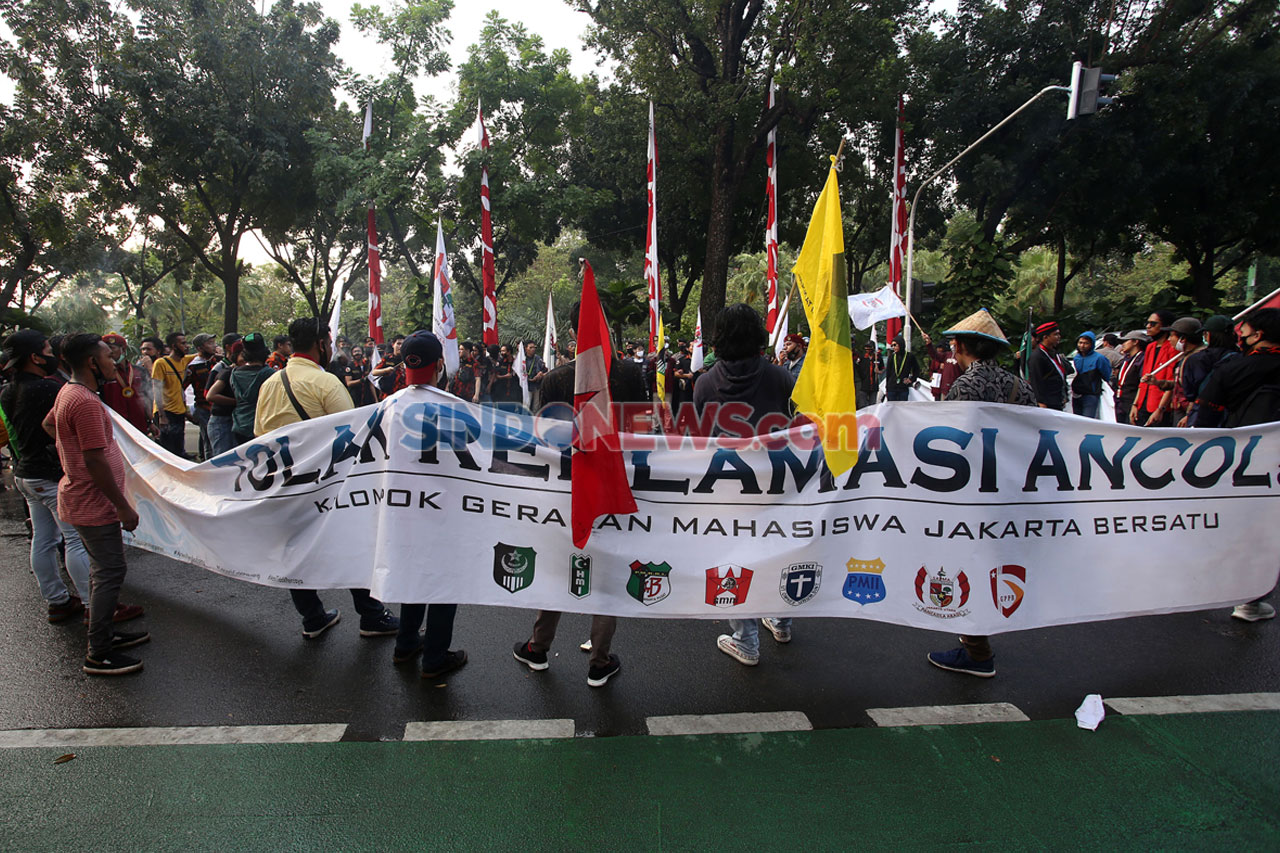 Mahasiswa Gelar Aksi...