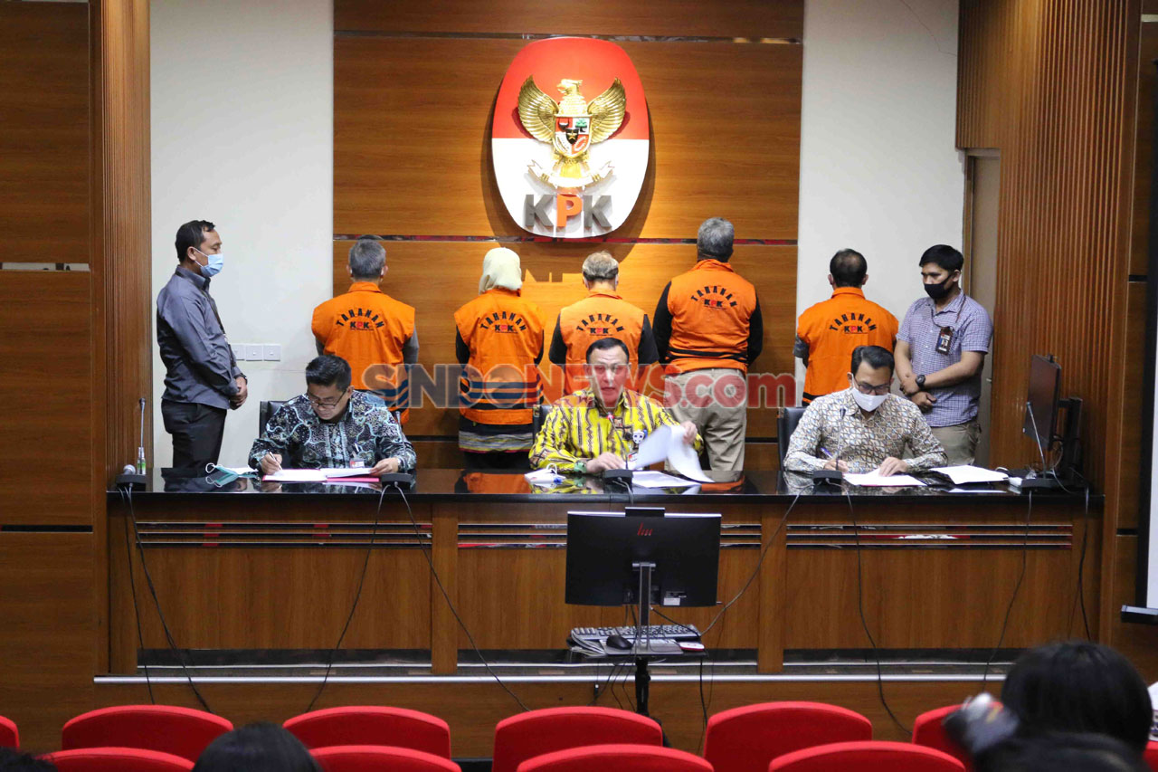 KPK Tahan Lima Tersangka...