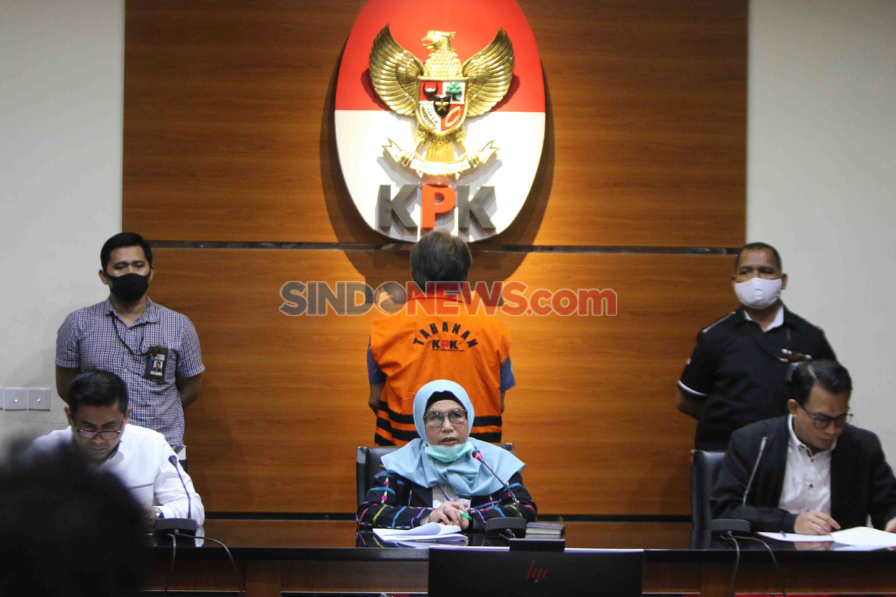 KPK Tahan Tersangka...