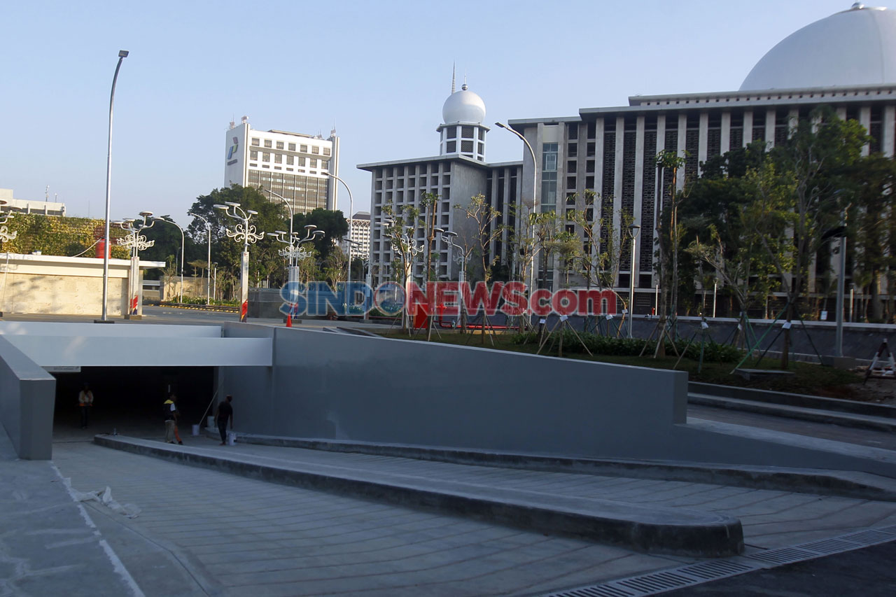 Usai Bersolek, Masjid...