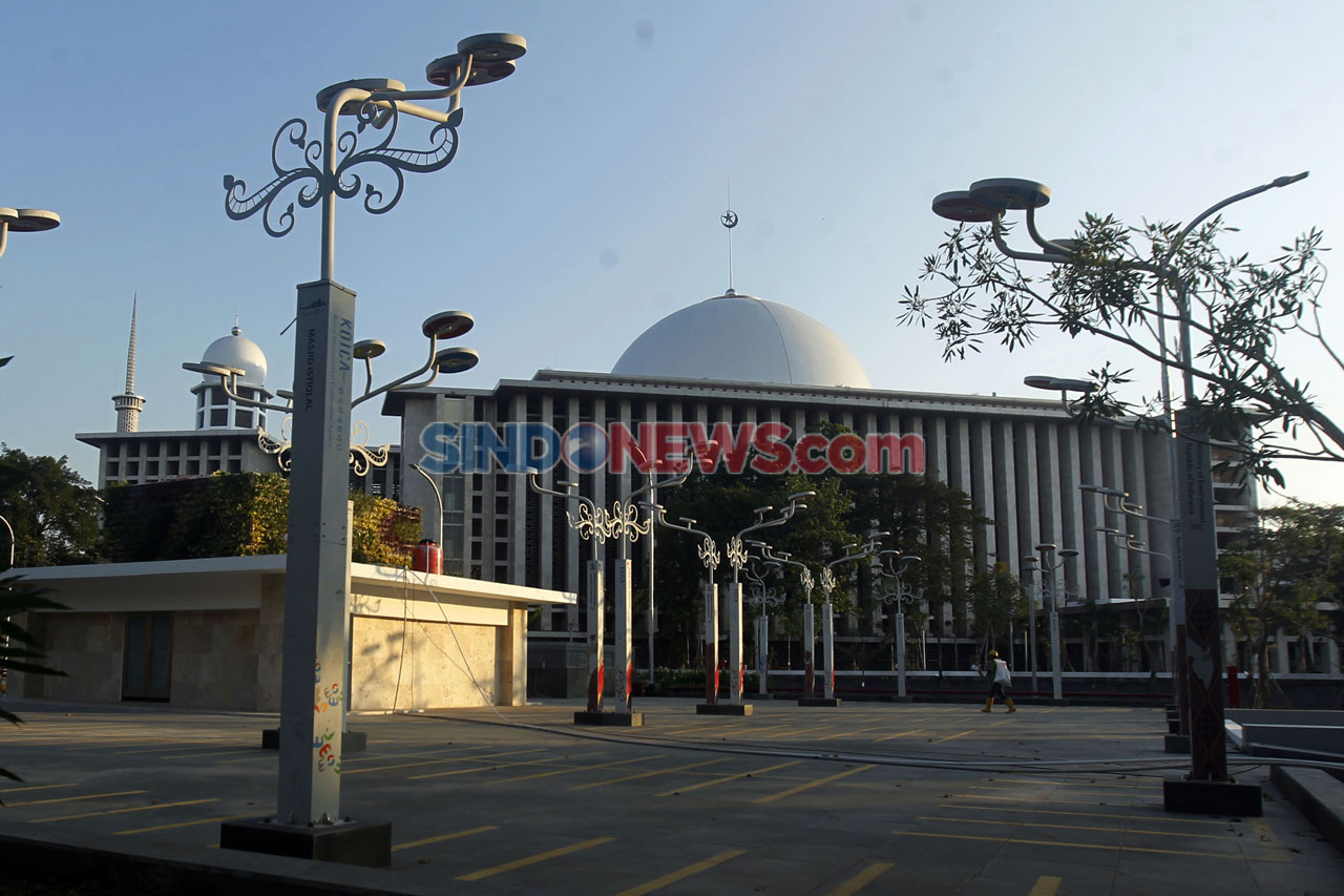 Usai Bersolek, Masjid...
