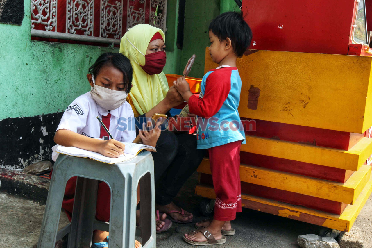 Sekolah di Pinggir Jalan,...