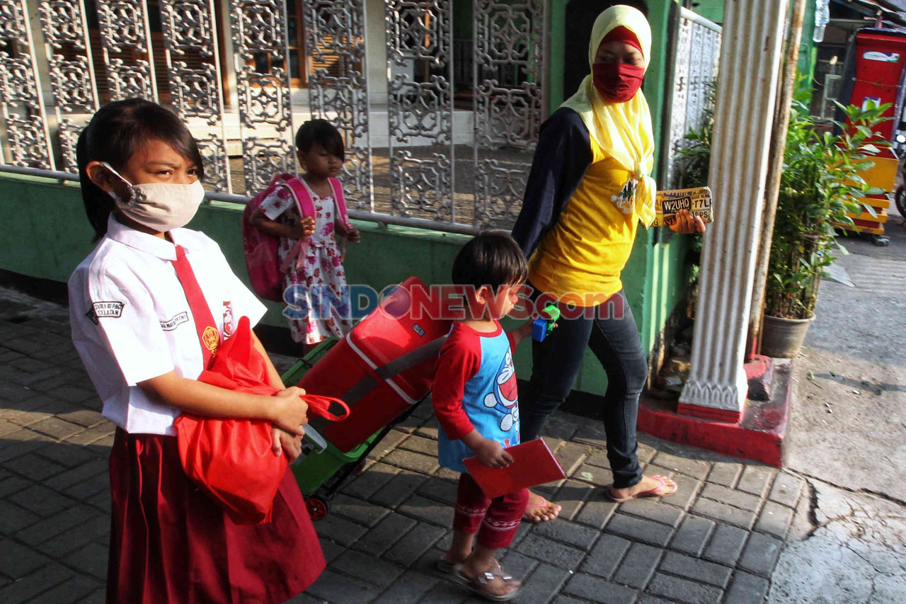 Sekolah di Pinggir Jalan,...