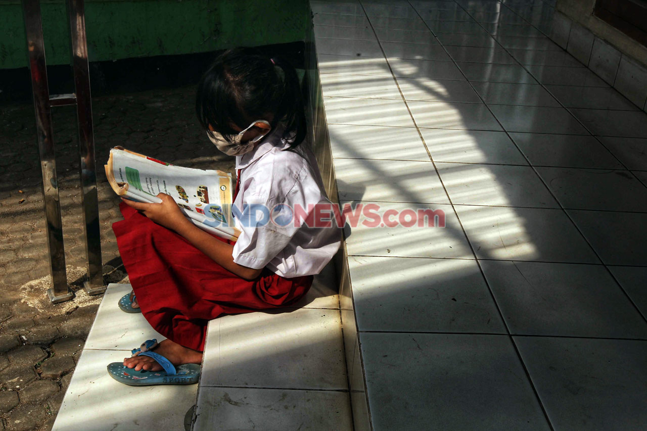 Sekolah di Pinggir Jalan,...