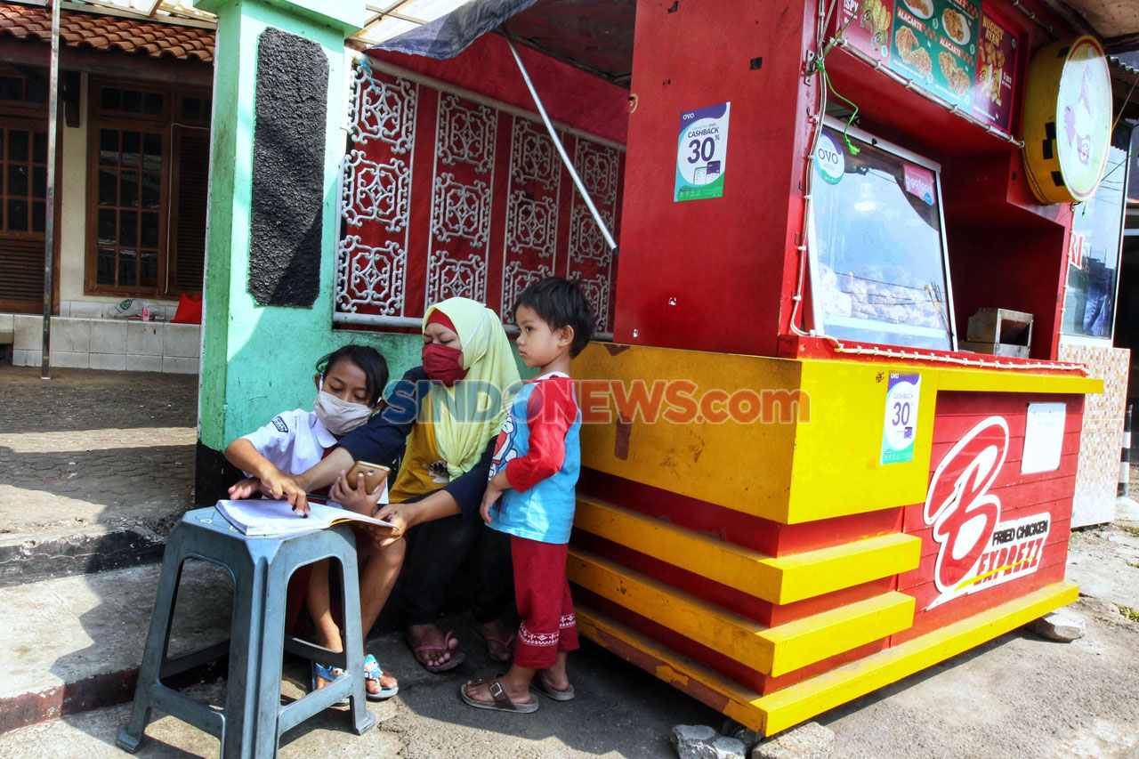Sekolah di Pinggir Jalan,...