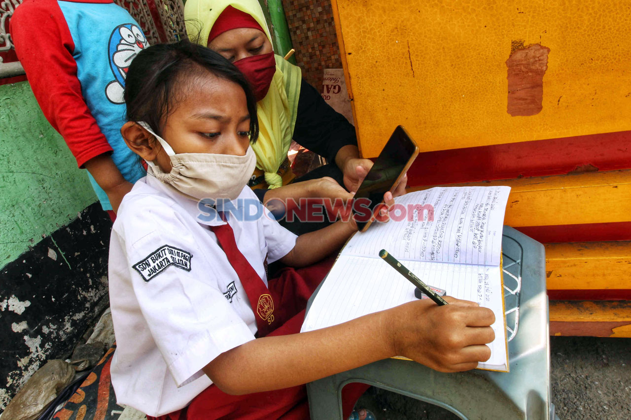 Sekolah di Pinggir Jalan,...