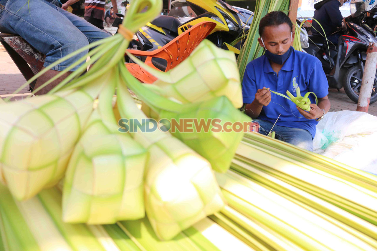 Pedagang Ketupat Raup...