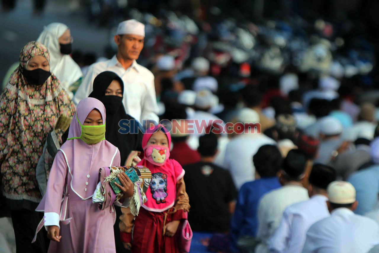 Warga Antusias Salat...