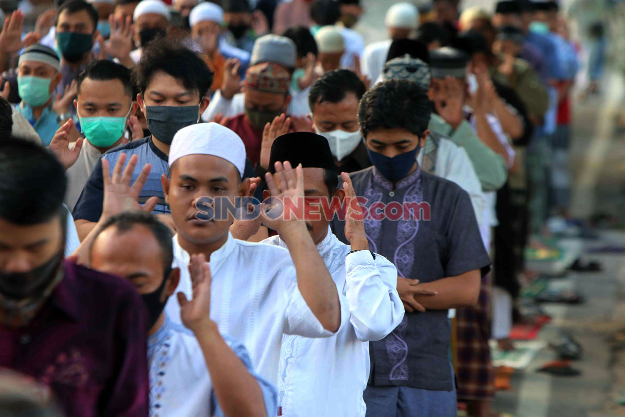 Warga Antusias Salat...