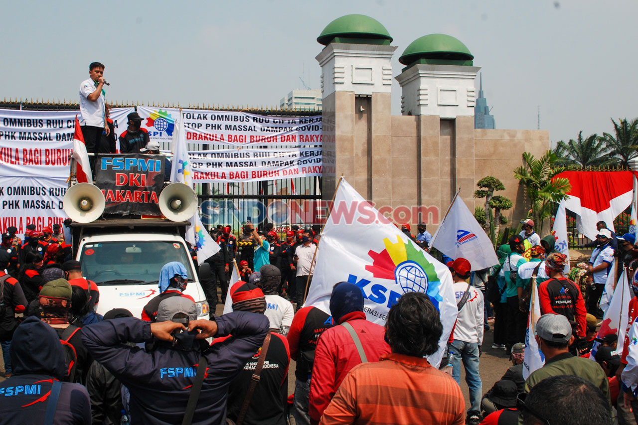 Ratusan Buruh Demo Tolak...