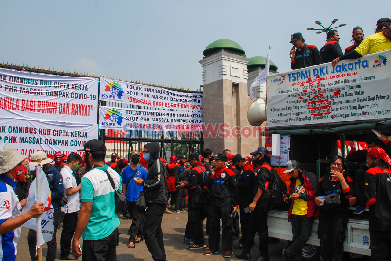 Ratusan Buruh Demo Tolak...