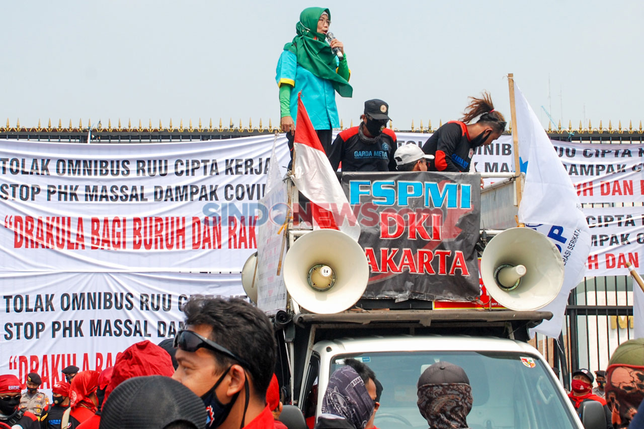 Ratusan Buruh Demo Tolak...