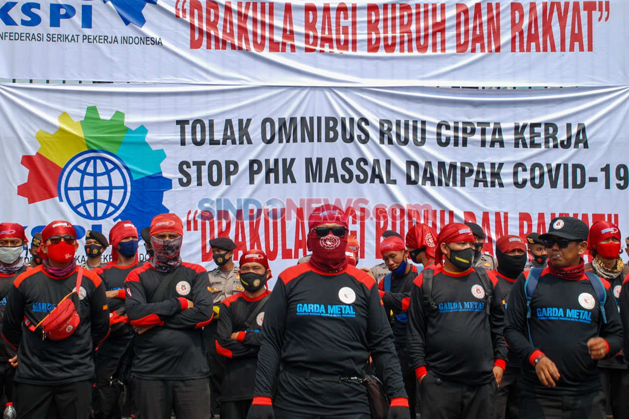 Ratusan Buruh Demo Tolak...