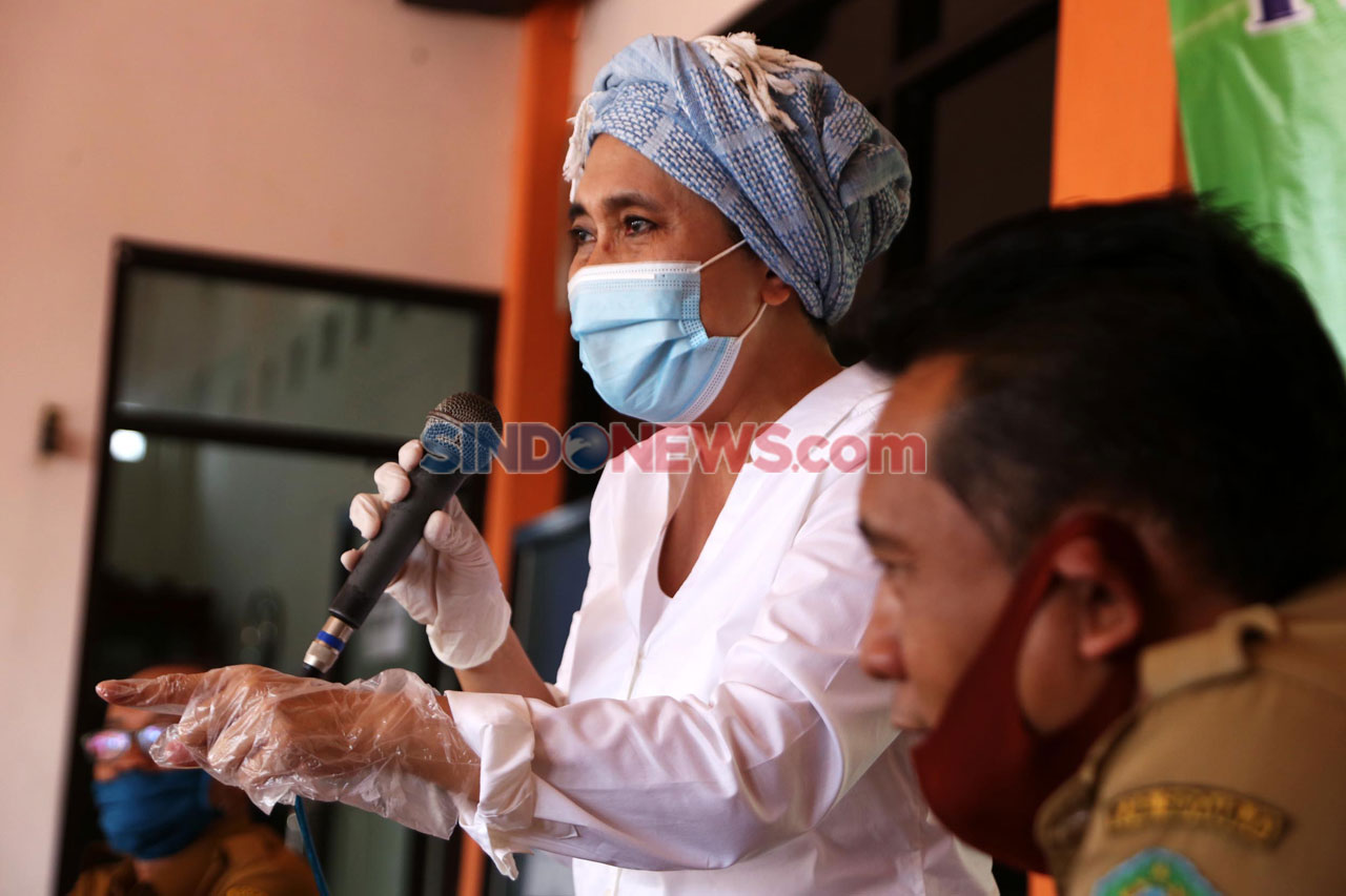 Indah Kurnia Serahkan...