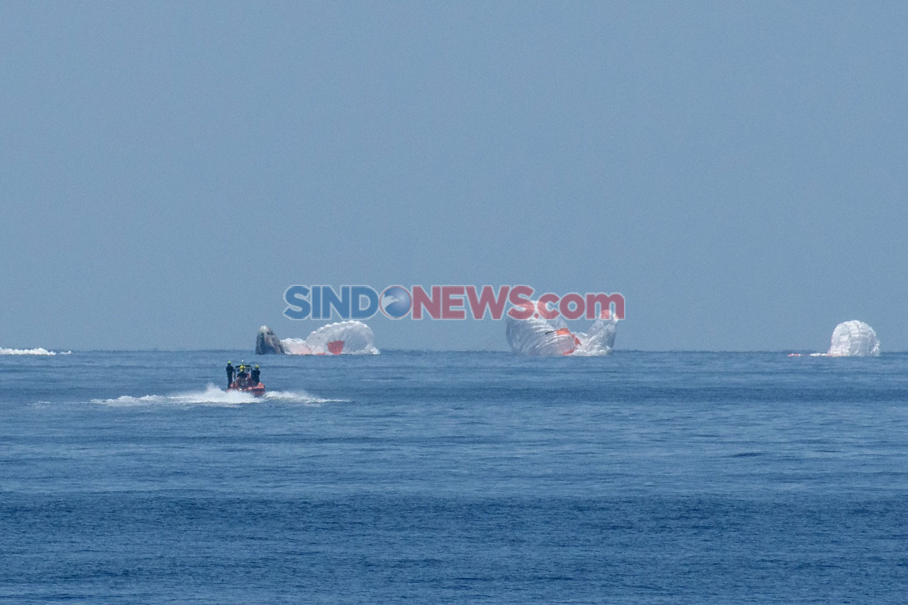 Kapsul SpaceX Mendarat...