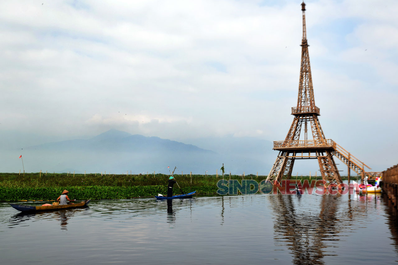 Menikmati Menara Eiffel...