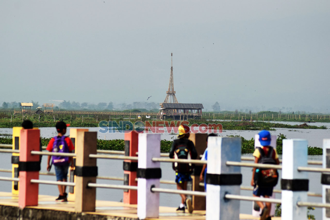 Menikmati Menara Eiffel...