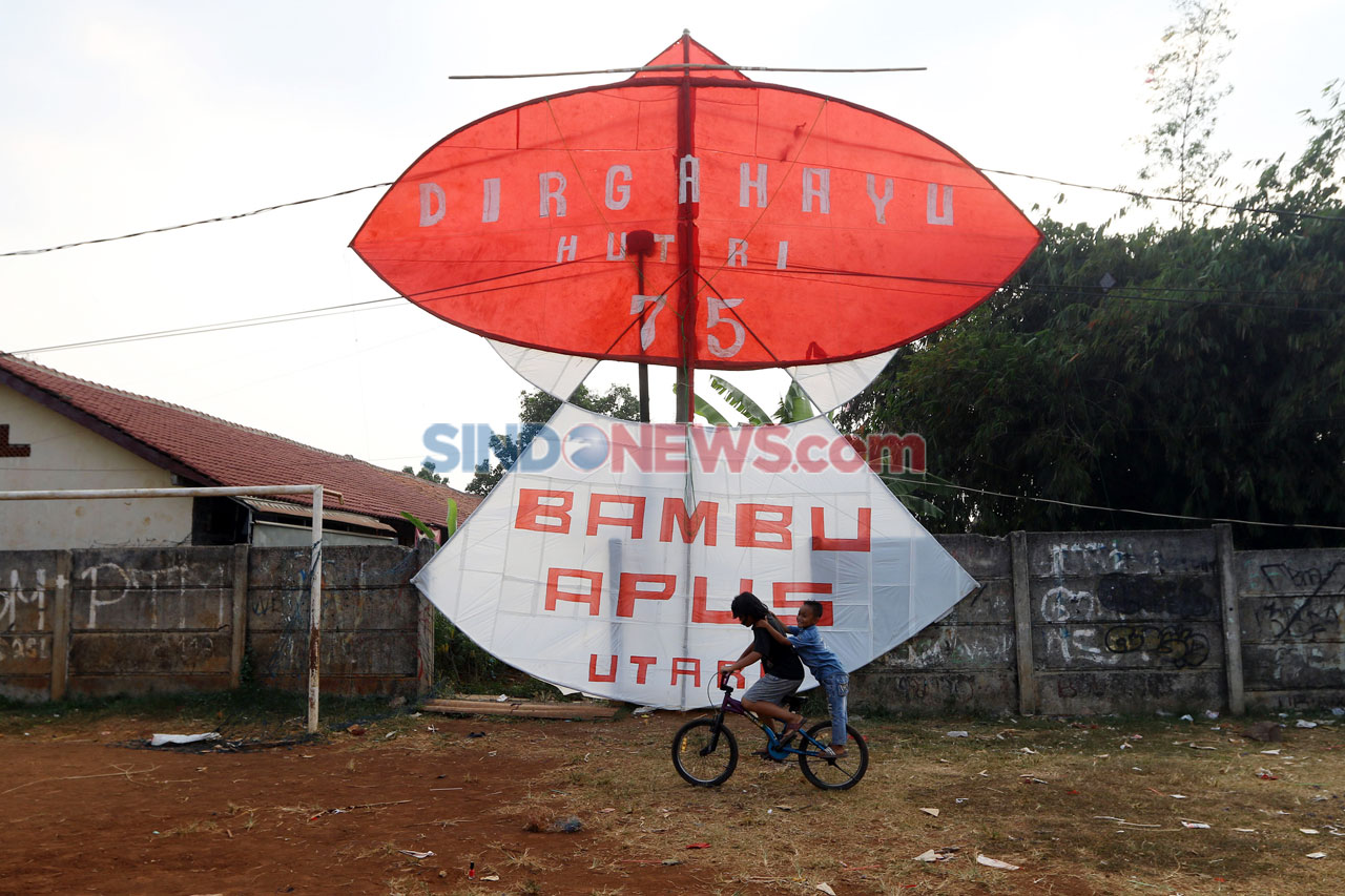 Layangan Raksasa Sambut...